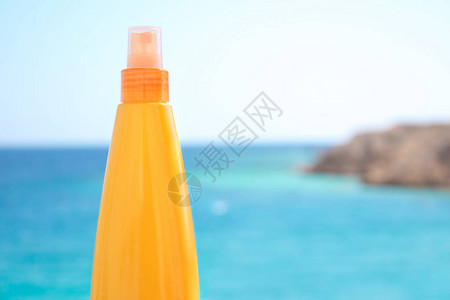 沙滩上的防晒油夏季皮肤护理和美容概念图片