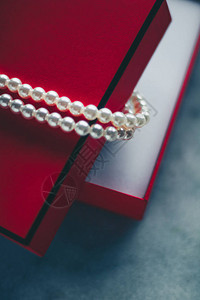 红色礼盒中的精美珍珠奢华礼物图片