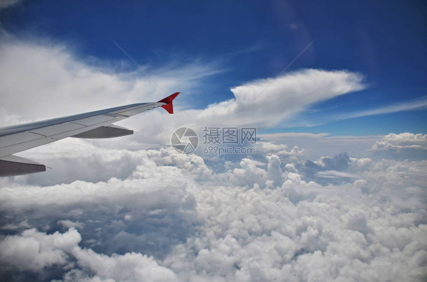 飞行高度期间飞机翼下的云