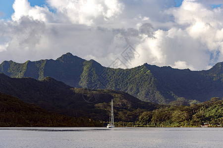 在法属波利尼西亚社会群岛背风群中BoraBora岛附近停图片