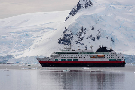 南极极光南极海探险船背景