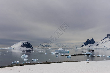 南极极光与反射的南极海景背景