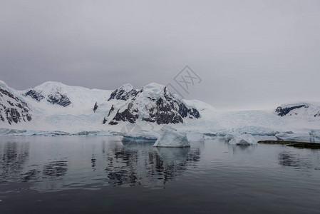 与冰山和反射的南极风景图片