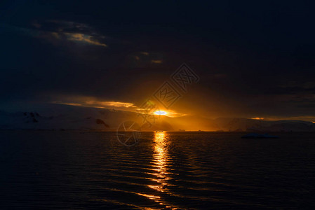 南极极光南极洲美丽的日落背景