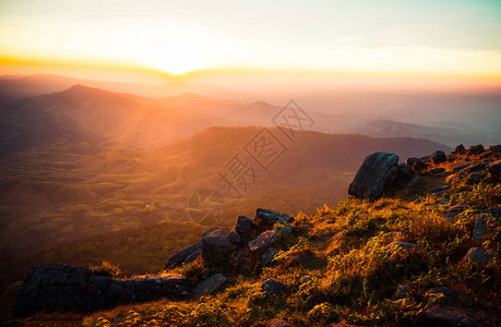 日落山顶岩石山顶景观岩石头山自然景观落基山脉五颜六色的日落或图片