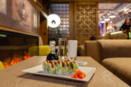 酒店餐厅大堂桌上的特写幕府寿司卷图片
