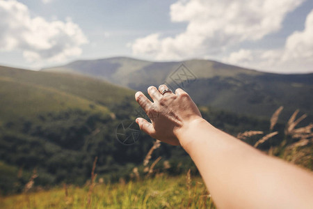 与订婚戒指的手伸向夏山的青山在山的暑假带水晶的银戒指在青山图片