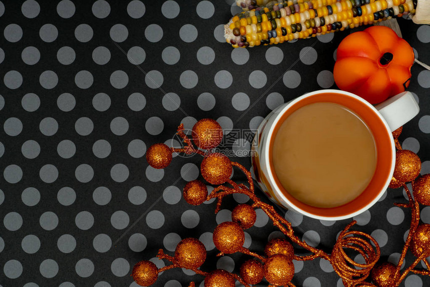 欢乐万圣节背景安排平坦地铺着咖啡杯南瓜闪光花茎和印度玉米黑波图片
