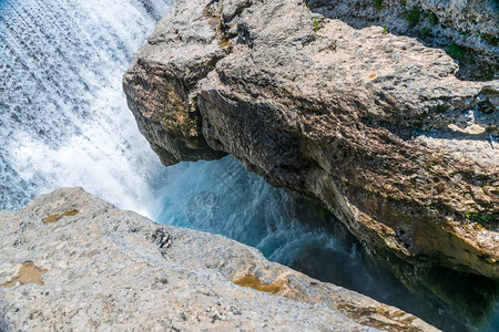 在黑山Cievna河上欣赏尼亚加拉大瀑布图片