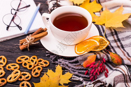 秋天的公寓里躺着一对温暖的围巾热茶杯和落叶顶尖的视野仍然代表着白背景图片