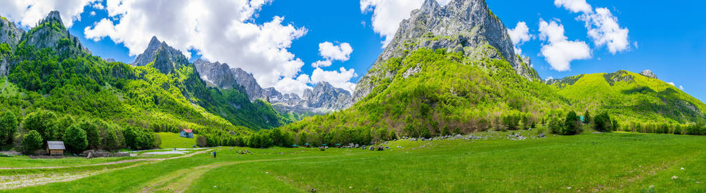 大山间宽敞如画的草地图片