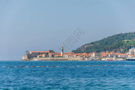 旧城的墙耸立在亚得里亚海之上图片