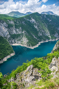 从高山上看风景如画的绿松石湖图片