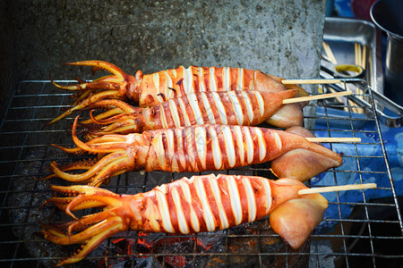 烧烤格网美味的海鲜鱼用在街头食品市图片