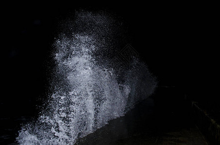 夜间在黑海上溅起浪花图片