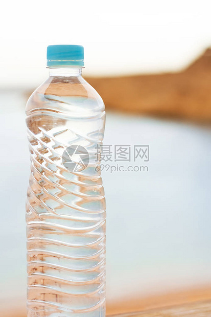 饮料夏季和环境概念海滩上一瓶水优图片