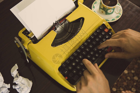 一个作家用一台旧打字机图片