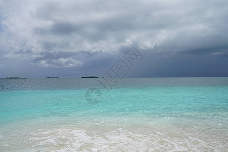 米粉节在马尔代夫一个无人居住的岛屿上季风节的海背景