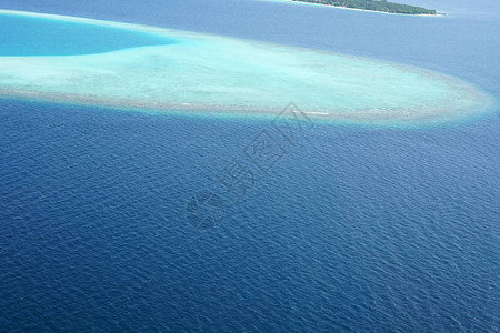 由海平面乘飞机从马尔代夫的图片