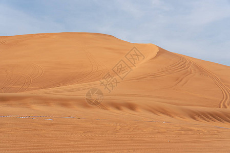沙迦漠地区大红到粉紅岩路外车最受访的图片