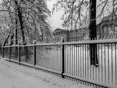 温冬雪红漆基辅大学建筑图片