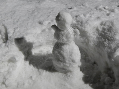 雪背景上的小雪人图片