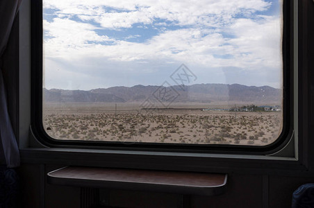甘肃省Kumtag沙漠的景象来自火车窗口图片