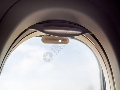 在飞机黑暗的客舱与复制空间的飞机窗口的特写手握从飞机窗口里面看图片