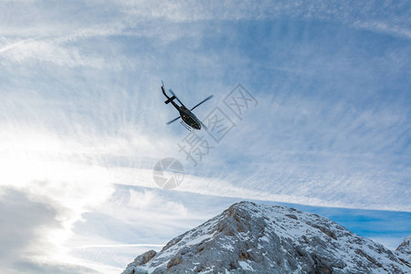 救援直升机在山上空中飞行的地下视线下方图片
