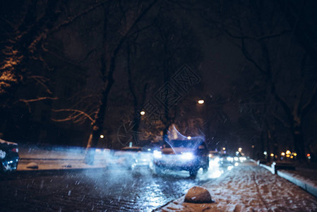 冬季暴风雪夜晚的道路城市交通崩溃图片