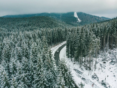 山地公路之行的雪高速公路美图片