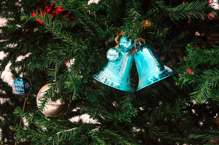 蓝色铃铛旧圣诞树玩具装饰小景深图片