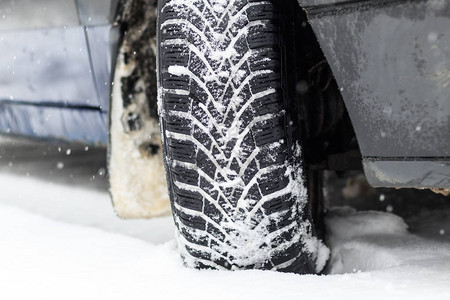 冬天下雪了车轮冬季轮胎特背景图片