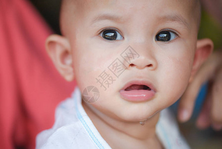 可爱的婴儿滑动脸孔婴儿女婴像小孩子一样女图片