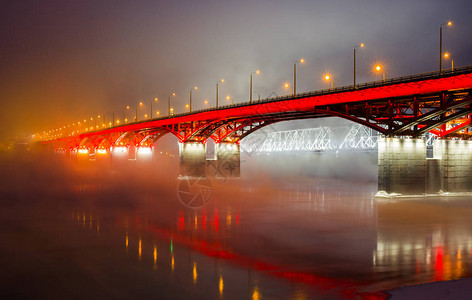 俄罗斯Yenisei河公路桥和铁路桥的夜视图片