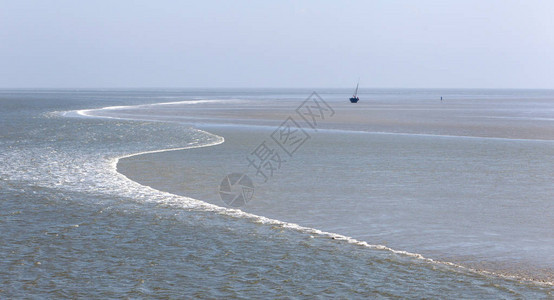 在荷兰海岸搁浅的帆船图片