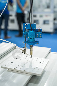 工厂印刷和组装电路板PCB自动点焊接的机械系统钢铁锯器件图片