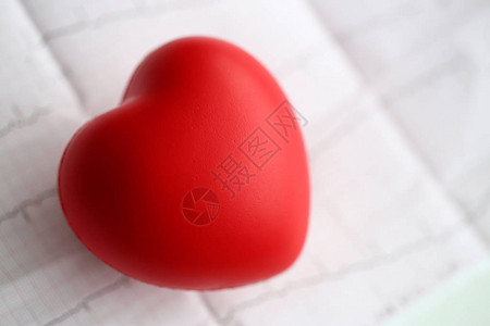 红色玩具心躺在心电图纸特写上心脏治疗师脉冲图心脏物理心率测量心律失常911er和图片
