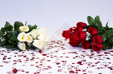 情人节的红色和白色玫瑰花束图片
