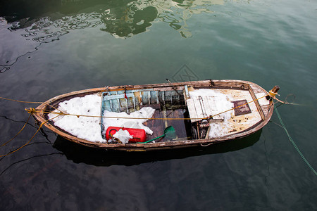 渔船在大海的水域图片