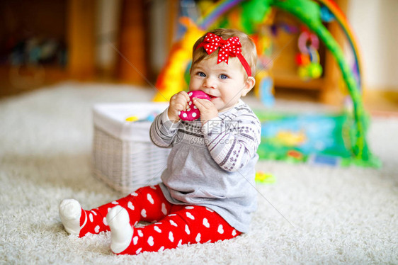 可爱的女婴在幼儿园玩益智玩具快乐健康的孩子在家里玩五颜六色的不同玩具婴儿发育和第一步图片