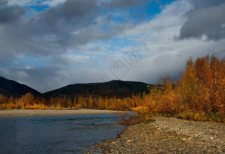 秋天的颜色是马加丹冷水河流图片