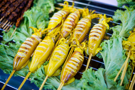 Trang当地市场新鲜的烤鱿鱼图片