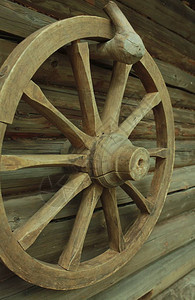 挂在谷仓墙上的旧木车轮图片