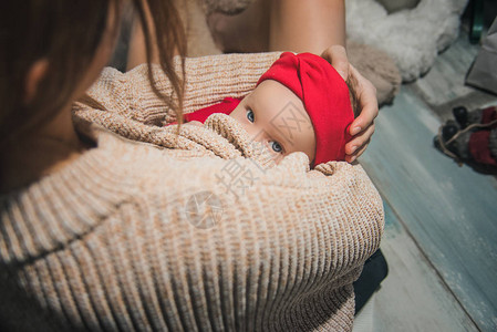 妈给她的孩子喂奶母乳喂养图片