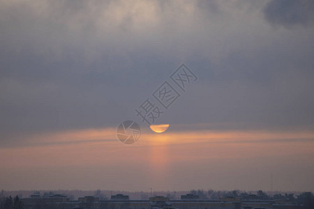 冬天黎明和冻雾太阳图片