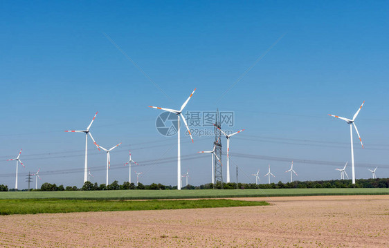 德国田地的高管电线和现图片