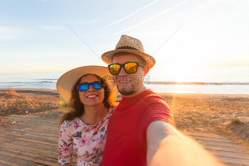 旅行暑假和日概念可爱的情侣在图片