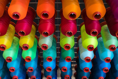 服装业使用的多彩刺绣线条一排多色丝纹卷市场上销售的缝纫材料图片