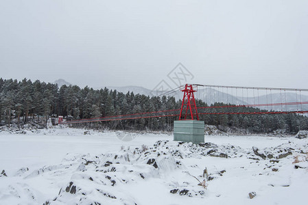 俄罗斯西伯利亚阿尔泰山冬季冻山卡顿河上图片